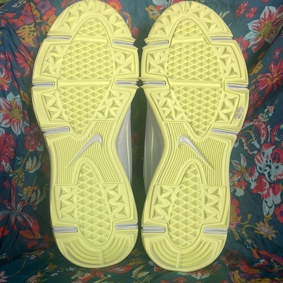 Brand New Nike Golf Shoes Lace Up Sneakers Light Gray & Yellow Traction Modern - Picture 10 of 15